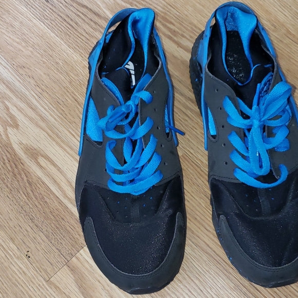 Sneakers - Picture 2 of 7